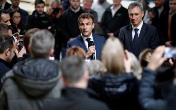 Γαλλία: Διαδηλωτές υποδέχτηκαν τον πρόεδρο Μακρόν χτυπώντας κατσαρόλες 