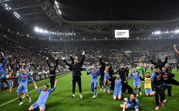 Ιταλία: Η θρυλική Νάπολι βάζει φωτιά σε μια ολόκληρη πόλη (βίντεο)