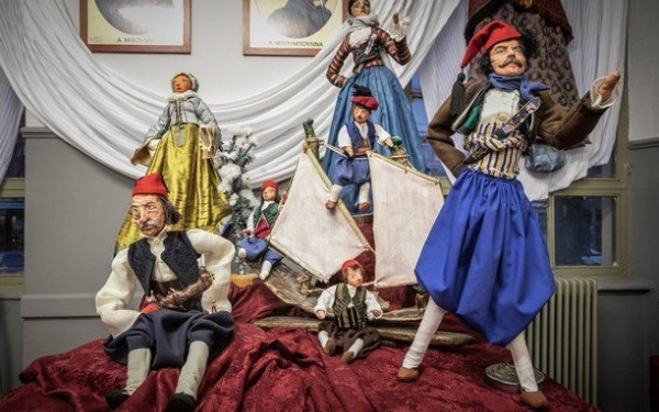 Νάουσα: Μια έκθεση με χειροποίητες κούκλες Ελλήνων ηρώων της Επανάστασης του 1821 (φωτ.)