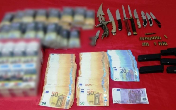 Θεσσαλονίκη: Ζευγάρι, ιδιοκτήτες ψιλικατζίδικου με λαθραία καπνικά και... οπλοστάσιο 