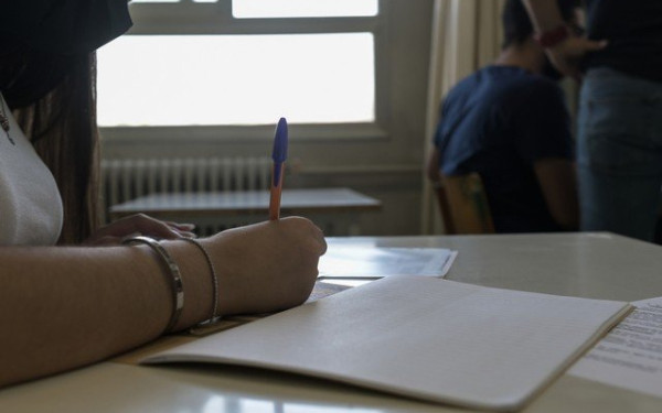350 ευρώ για μαθητές που δίνουν Πανελλαδικές και αιτήσεις για δωρεάν βρεφονηπιακό σταθμό (βίντεο)