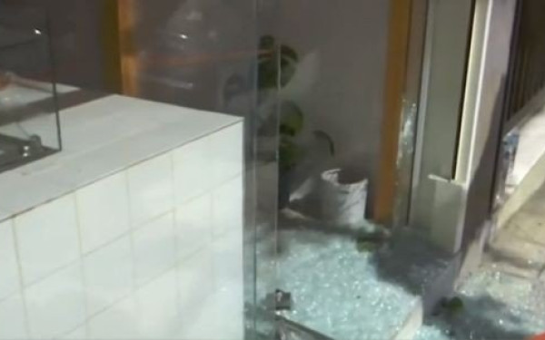 Αθήνα: Πέταξαν χειροβομβίδα σε ζαχαροπλαστείο στο Παγκράτι (βίντεο)