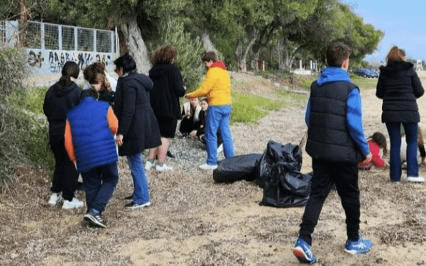 Χαλκιδική: Καθαρισμός ακτής Νέων Μουδανιών από τους μαθητές 