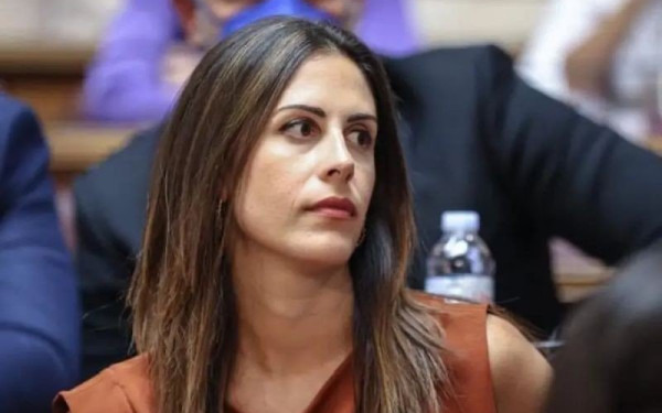 Πολιτικός «σεισμός» μετά την καταγγελία της Ελ. Χρονοπούλου του ΠΑΣΟΚ κατά του Αλ. Γεωργούλη για βαριά κακοποίηση