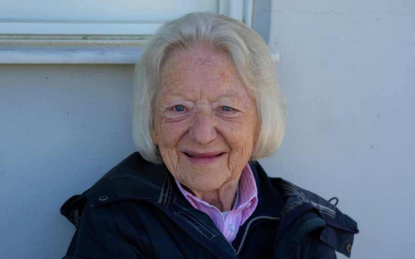 79χρονη Αγγλίδα άφησε τον Κάρολο και ήρθε στην Ελλάδα να φωτογραφίσει αεροπλάνα (φωτ.)