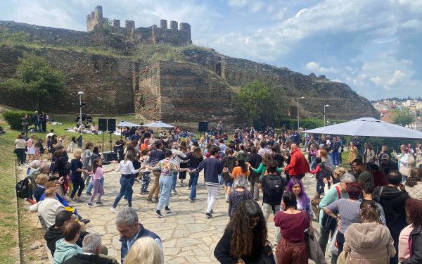 Πρωτομαγιάτικο πικ νικ στην Άνω Πόλη με υπαίθριο γλέντι (βίντεο, φωτ.)