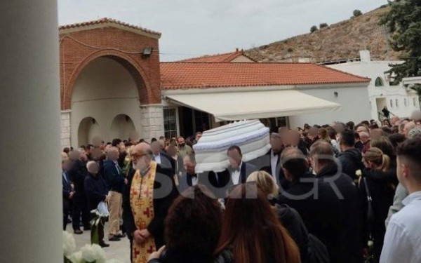 Ατελείωτος θρήνος στην κηδεία της 15χρονης Ιωάννας που πέθανε σε σχολική εκδρομή - Στα λευκά ντυμένοι οι συμμαθητές της (φωτ.)