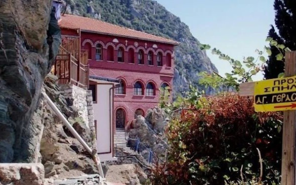 Άγιο Όρος: Εκοιμήθη ο γέροντας Ιάκωβος της καλύβης Αγίας Τριάδος από την Σκήτη Αγίας Άννας