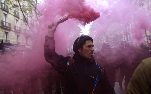 Με συγκρούσεις διαδηλωτών-αστυνομικών ολοκληρώθηκαν οι διαδηλώσεις στη Γαλλία (βίντεο)