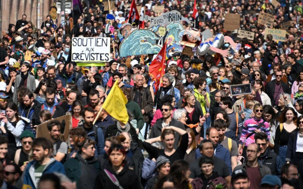 Εκατοντάδες χιλιάδες Γάλλοι διαδήλωσαν και σήμερα κατά του συνταξιοδοτικού του Μακρόν (βίντεο & φωτ.)