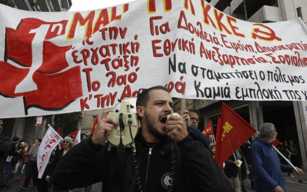 Με πλήθος κόσμου ολοκληρώθηκε η απεργιακή συγκέντρωση της Πρωτομαγιάς στο Σύνταγμα (βίντεο & φωτ.)