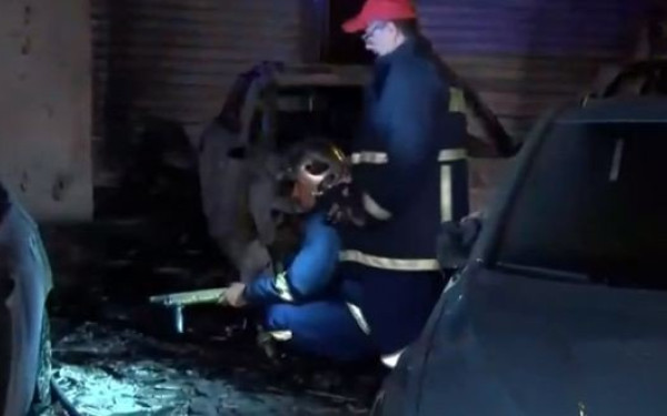 Αθήνα: Εμπρηστική επίθεση σε αντιπροσωπεία αυτοκινήτων στη Λ. Αλεξάνδρας (βίντεο)