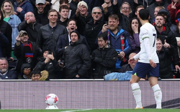 Αγγλία: Το βίντεο της ρατσιστικής χειρονομίας προς τον Σον - Έρευνα από Κρίσταλ Πάλας και Τότεναμ