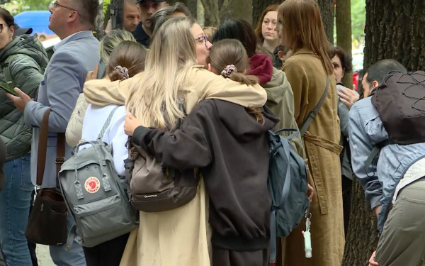 Σερβία: Ατελείωτος θρήνος έξω από το σχολείο - Συγκλονισμένη η κοινή γνώμη