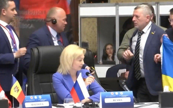 Απίστευτο βίντεο: Ξύλο μεταξύ υπουργών της Ρωσίας και της Ουκρανίας στην Άγκυρα