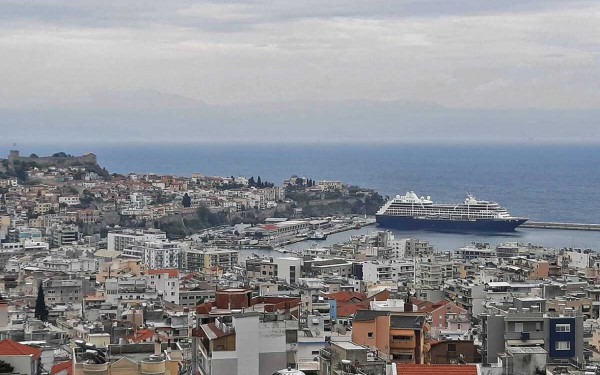 Στο λιμάνι της Καβάλας το κρουαζιερόπλοιο AZAMARA PURSUIT (φωτ.)