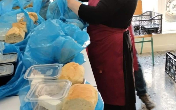 Μάγδα Φύσσα: Εργάζεται σε συσσίτιο και στέλνει μήνυμα ανθρωπιάς - «Όσοι παίρνουν ένα πιάτο φαγητό να μην αισθάνονται άβολα» (φωτ.)