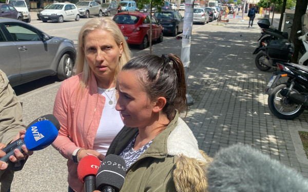 Θεσσαλονίκη: Ζήτησε συγνώμη η μητέρα του βρέφους που βρέθηκε κλειδωμένο σε αυτοκίνητο - «Το άφησα επειδή κοιμόταν» (βίντεο)