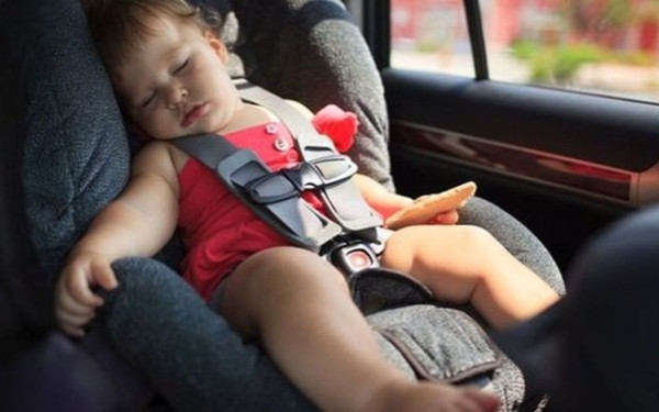 Πάτρα: Μωρό 15 μηνών κλειδώθηκε κατά λάθος στο αυτοκίνητο