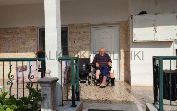 Χαλκιδική: Δεν εγκαταλείπει το σπίτι του στα Ν. Φλογητά ο 81χρονος - Για δεύτερη μέρα παραμένει στη βεράντα (βίντεο)