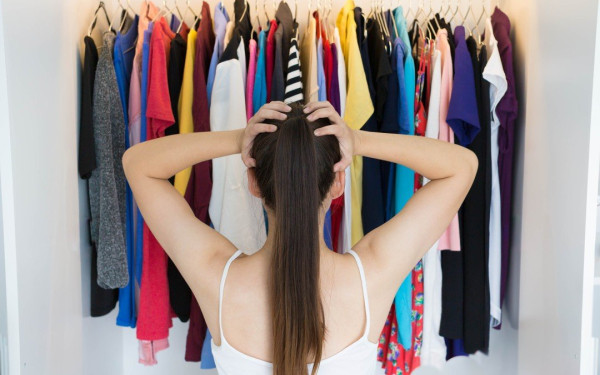 Μήπως έχεις πολλά, μα πάρα πολλά ρούχα; Οι ειδικοί απαντούν και χτυπούν το... καμπανάκι