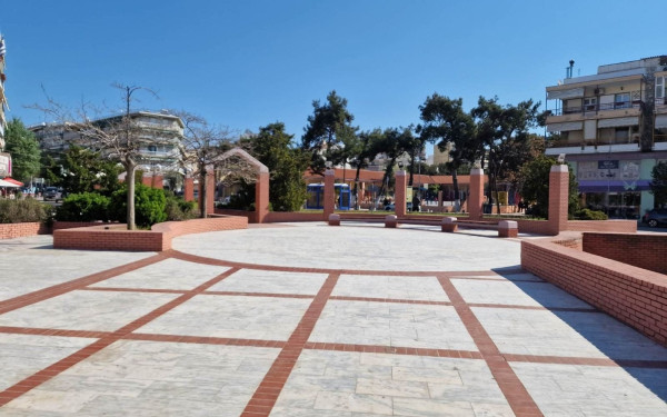 Εργασίες μικρής κλίμακας βελτιώνουν κοινόχρηστους χώρους Ελευθερίου Κορδελιού (φωτ.)