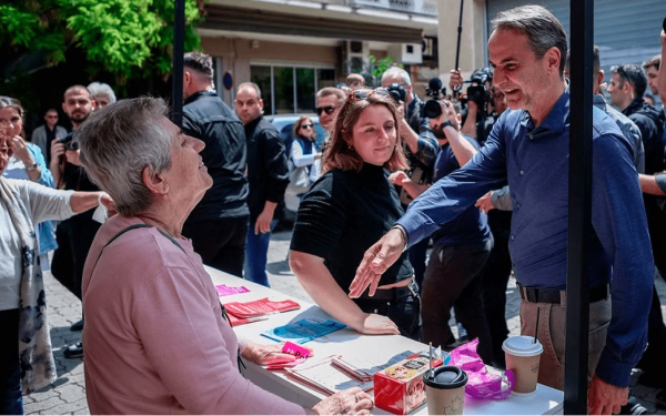Εκλογές: Και επισήμως το ΜεΡΑ25 λέει καλύτερα να μας κοπεί το χέρι παρά να κάνουμε χειραψία με τον Μητσοτάκη