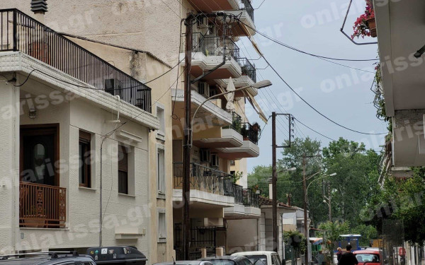 Λάρισα: Πτώση 13χρονης από τον 3ο όροφο - Ο πατέρας τραυματίστηκε προσπαθώντας να τη σώσει