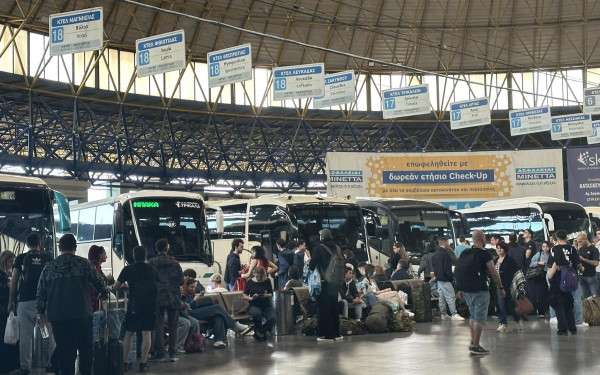 Θεσσαλονίκη: «Πλημμυρισμένος» από κόσμο ο σταθμός των ΚΤΕΛ Μακεδονία ενόψει εκλογών (φωτ.)