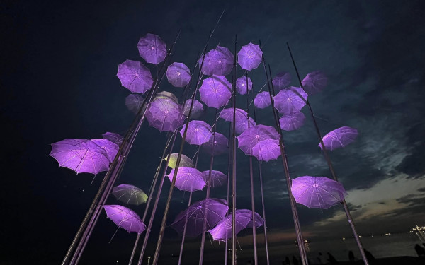 Θεσσαλονίκη: Στα μωβ οι «Ομπρέλες» για τη  Παγκόσμια Ημέρα Ιδιοπαθών Φλεγμονωδών Νόσων του Εντέρου 