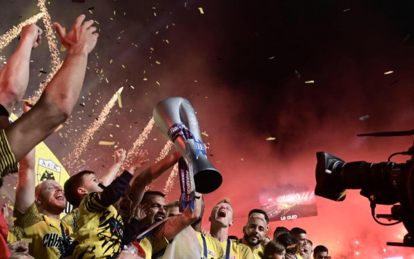 Η Ν. Φιλαδέλφεια στις φλόγες: Πρωταθλήτρια για 13η φορά στην ιστορία της η ΑΕΚ (βίντεο)