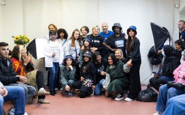 Θεσσαλονίκη: Πρόσφυγες έραψαν ρούχα και έκαναν πασαρέλα (φωτ.)