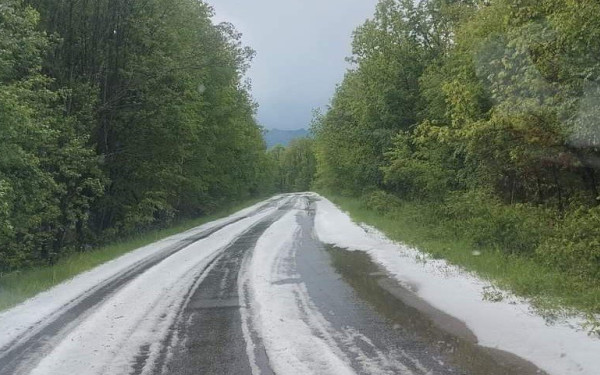 «Άσπρισε» η ορεινή Αλμωπία από... σφοδρή χαλαζόπτωση
