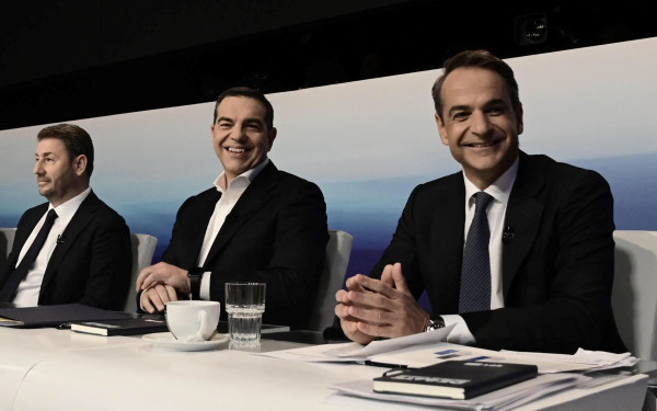 Μπαράζ περιοδειών για τους πολιτικούς αρχηγούς και «μετωπική» για τη φορολογία