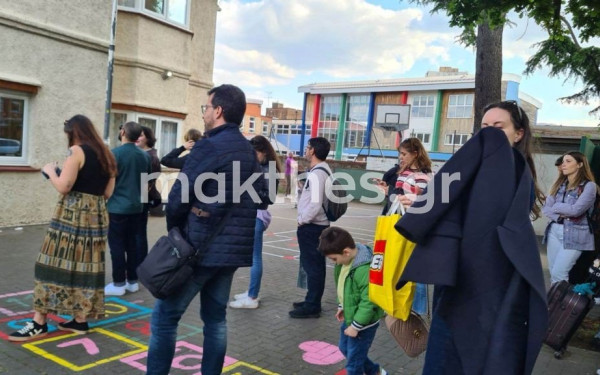 Δυναμικό παρών των Ελλήνων του Λονδίνου στις εκλογές (φωτ.)