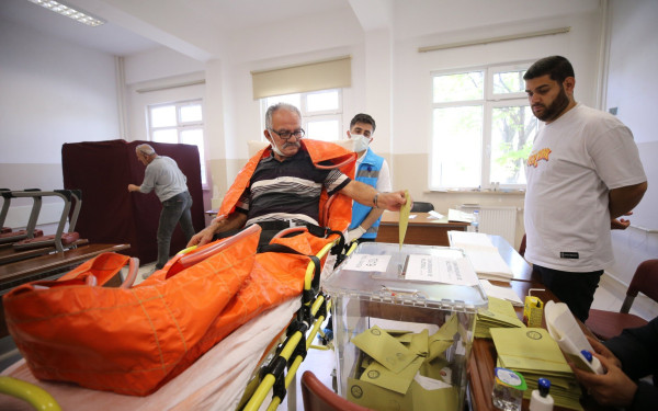 Τουρκία: Ακόμα και με... φορεία στην κάλπη οι ψηφοφόροι - Φόβοι για επεισόδια (βίντεο, φωτ.)