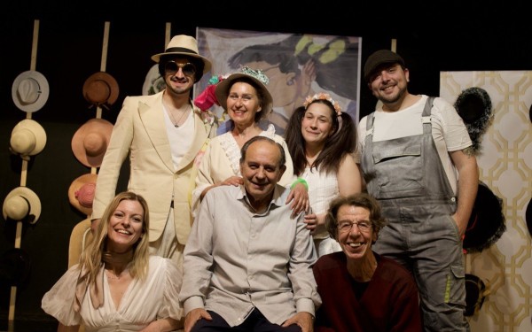 «Πολύ κακό για ένα… καπέλο εποχής»: Η σπαρταριστή κωμωδία του Άγγελου Κολοκοτρώνη στο Θέατρο Φλέμινγκ