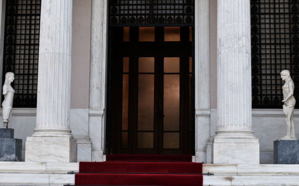 Συνάντηση Μητσοτάκη με την επίτροπο χρηματοοικονομικών υπηρεσιών της ΕΕ