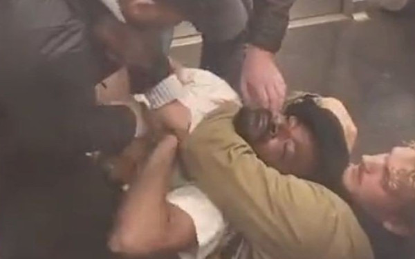 ΗΠΑ: Για ανθρωποκτονία κατηγορείται πρώην πεζοναύτης - Σκότωσε με κεφαλοκλείδωμα άστεγο στο μετρό της Νέας Υόρκης (βίντεο)