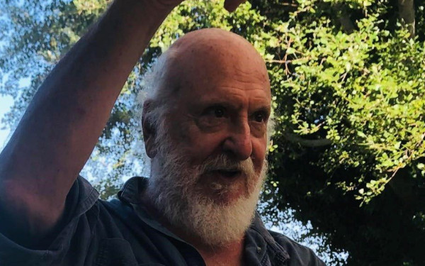Είναι μεγάλος, με τιράντες και γυαλιά. Του Κώστα Μπλιάτκα