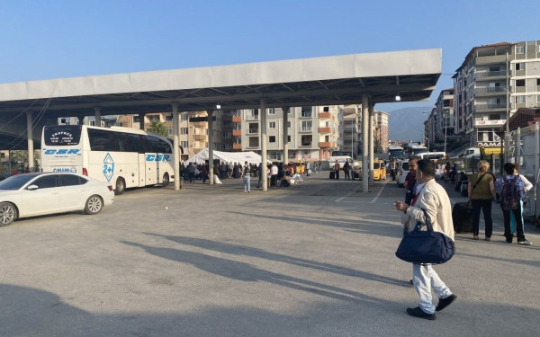 «Ουρές» στα εκλογικά κέντρα της Τουρκίας - Σεισμόπληκτοι ψηφίζουν στα ερείπια (βίντεο & φωτ.)