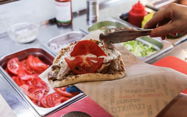 Γυράδικο στη Μύκονο ψάχνει τυλιχτή με μισθό 3.600 ευρώ