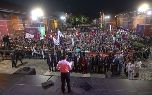 Στο «κόκκινο» επτά μόλις μέρες πριν τις κρίσιμες κάλπες