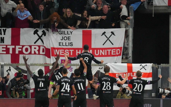 Ολλανδία: Ξύλο μεταξύ ποδοσφαιριστών της Γουέστ Χαμ, οπαδών και σεκιουριτάδων στο γήπεδο της Άλκμααρ (βίντεο)