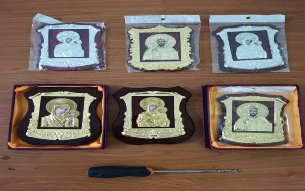 Πιερία: Συμμορία πωλούσε δήθεν θρησκευτικές εικόνες και διέπραττε κλοπές - Μια ανήλικη ανάμεσα στους συλληφθέντες (φωτ.)