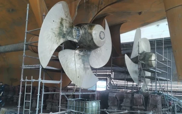 Εργατικό δυστύχημα στο Πέραμα με ένα νεκρό και δύο τραυματίες - Έλικας προπέλας έπεσε πάνω σε γερανό (φωτ.)