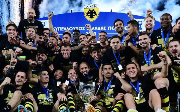 ΑΕΚ: Οι νταμπλούχοι Ελλάδας σήκωσαν ψηλά στον ουρανό του Βόλου την κούπα (βίντεο, φωτ.)