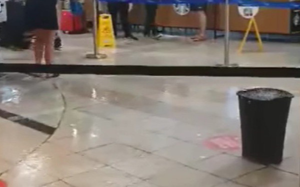 Τριτοκοσμικές εικόνες: Πλημμύρισε το αεροδρόμιο της Ρόδου - Δείτε βίντεο