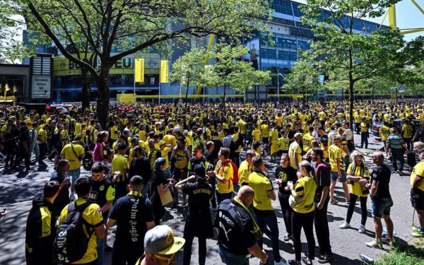 Γερμανία: Ιστορική μέρα για την Μπορούσια Ντόρτμουντ - Με πορεία στο γήπεδο χιλιάδες φίλαθλοι (βίντεο)