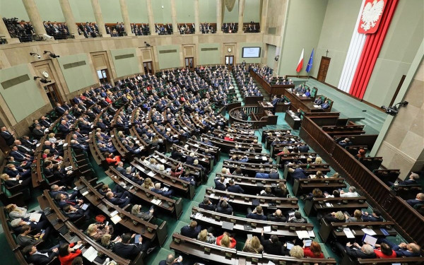 Πολωνία-βουλευτικές εκλογές: Το κυβερνών κόμμα ήρθε πρώτο, αλλά δεν εξασφαλίζει πλειοψηφία